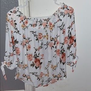 Blouse/off the shoulder